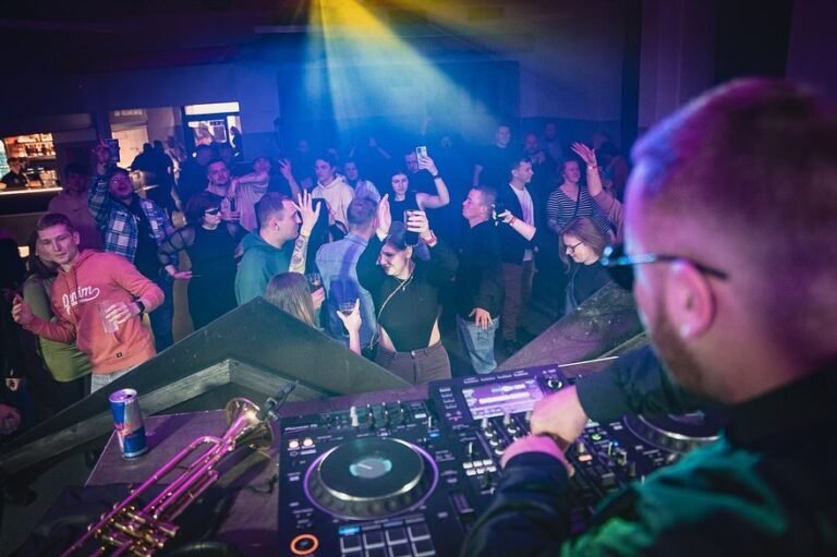 Děkuji ještě jednou všem, co se zúčastnili této neskutečné akce! Poslední minuty v backstage byli jako celý věk života země Jsem šťastný, že všechny ty přípravy a čas staly za to #bigroomtechno #bigroom #techno